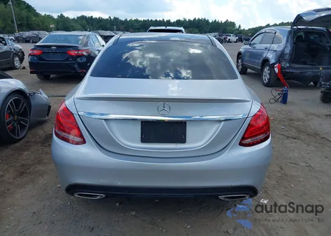 2016 Mercedes-Benz C 300 Sport 4Matic z USA, uszkodzony, nr VIN 55SWF4KB2GU099557